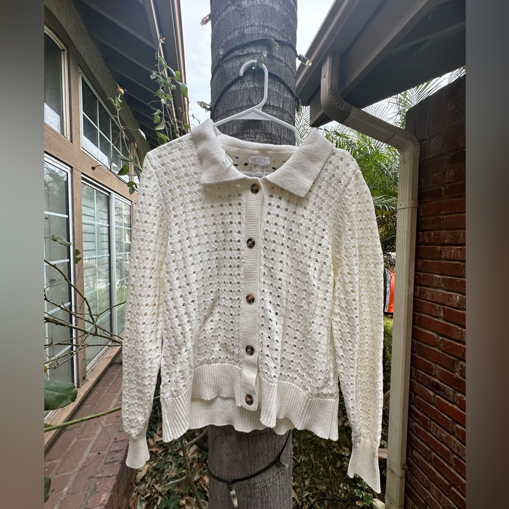 White, colllared, knit cardigan